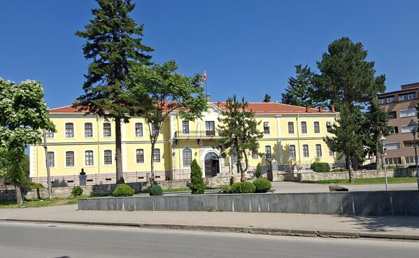 За време отоманске власти град се звао Манастир, што су Турци и Албанци усвојили од Грка. Након победе српске војске у Битољској бици, 1913. ослобођеном граду је враћен словенски назив Битола који није мењао до данас. - Sputnik Србија