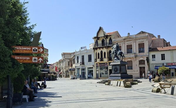 Док је пре више од једног века, руски конзул штитио православну рају од зулума турског окупатора, данас је руски конзулат у Битољу затворен. Дипломатско представништво смештено на  тргу Магнолија је под притиском Запада затворено 2022. године - Sputnik Србија