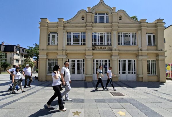 На Широком Сокаку (једном однајдужих корзоа у Европи) налази се биоскоп Манаки посвећен браћи Манаки, пионирима кинематографије у тада отоманском делу Балкана. Браћа Манаки отворили су 1921. године биоскоп у Битољу. Један од браће је у свом атељеу фотографисао српског краља Александра приликом његове посете Битољу  - Sputnik Србија