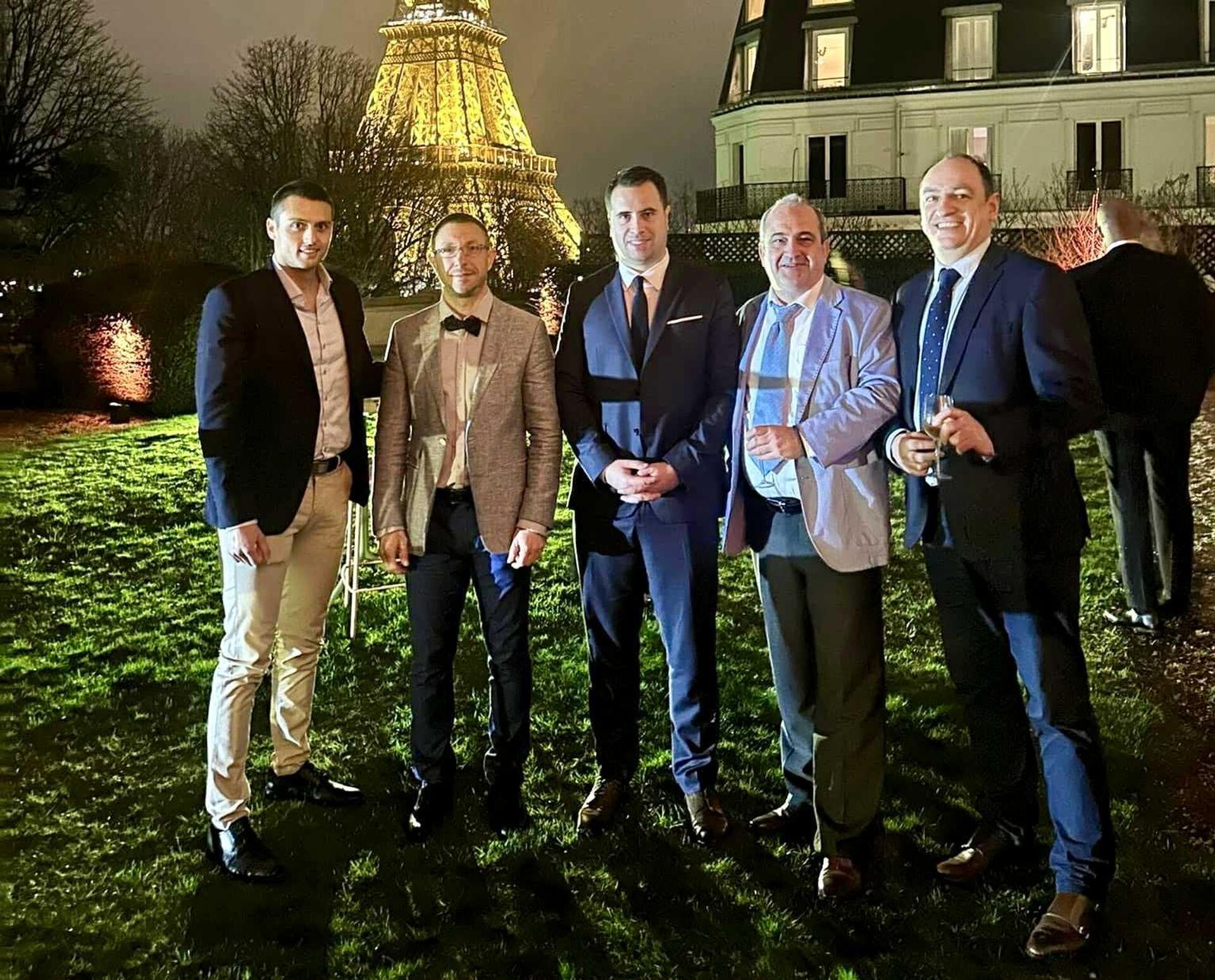 Резиденција амбасадора Србије у Паризу - Александар Никлоћ,  Саша Пешић, Ајмерик Дурокс, Алексис Труд са сарадником француског сената - Sputnik Србија, 1920, 18.06.2025