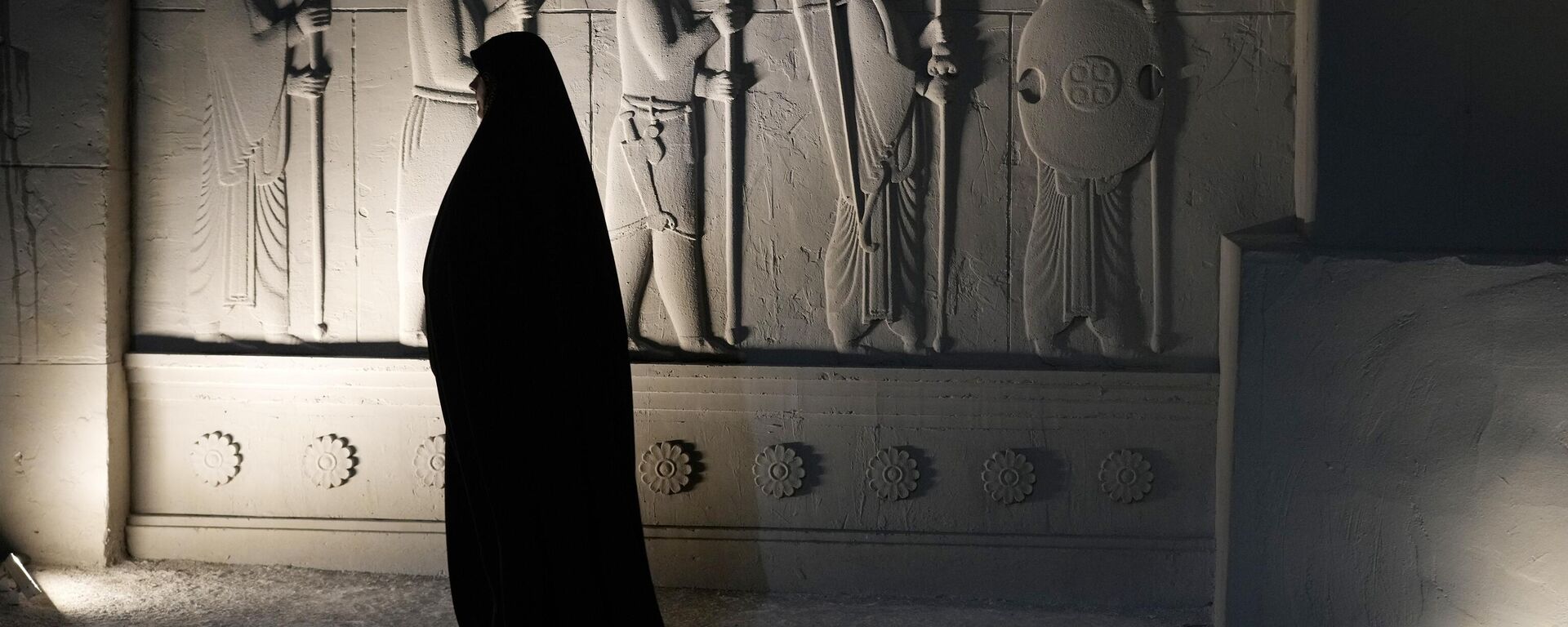 Иранка пролази поред приказа древног иранског Персијског царства - Sputnik Србија, 1920, 18.06.2025