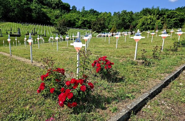 У борбама за ослобођење Битоља погинио је велики број српских војника. Њих 1371. је сахрањен на Српском војном гробљу у јужном делу Битоља - Sputnik Србија
