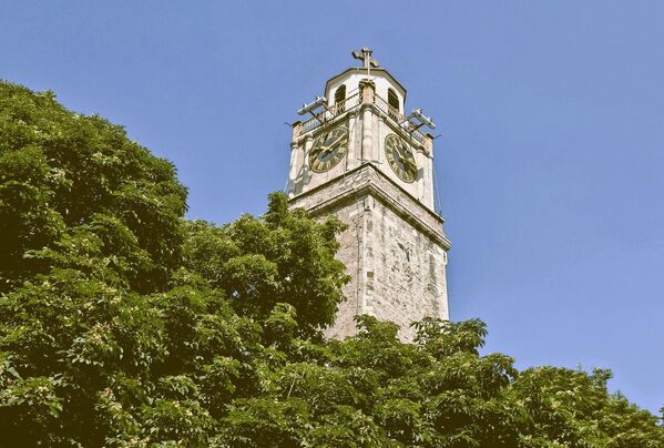 Сахат кула у центру Битоља један од његових симбола. Изграђена је 1830-их, заједно са црквом Светог Димитрија. Према легенди,  током њене градње, османске власти су из локалних села покупиле 60.000 јаја, како би њиме додатно учврстиле малтер. - Sputnik Србија