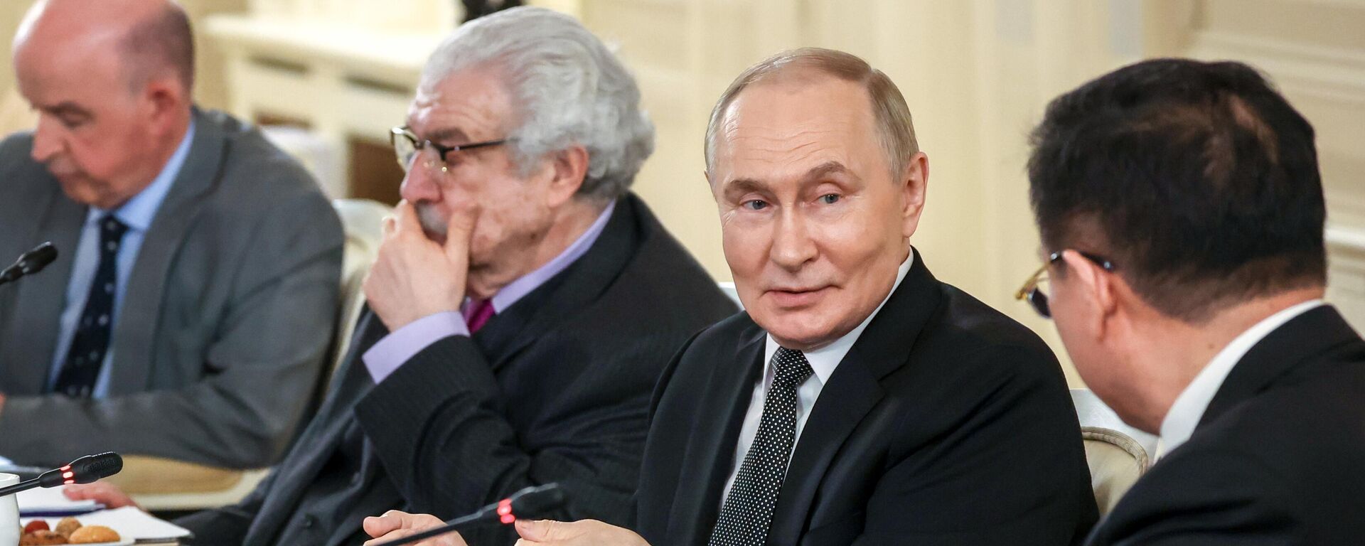 Vladimir Putin sa stranim novinarima - Sputnik Srbija, 1920, 18.06.2025