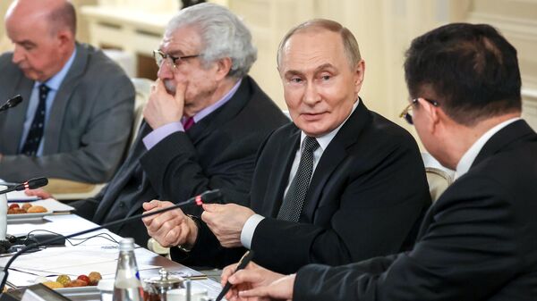 Владимир Путин са страним новинарима - Sputnik Србија