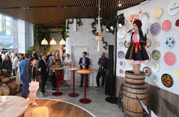 Гости Форума на постављеним штандовима у прилици су да виде разне занимљиве ствари. Гости Форума на постављеним штандовима у прилици су да виде разне занимљиве ствари. - Sputnik Србија