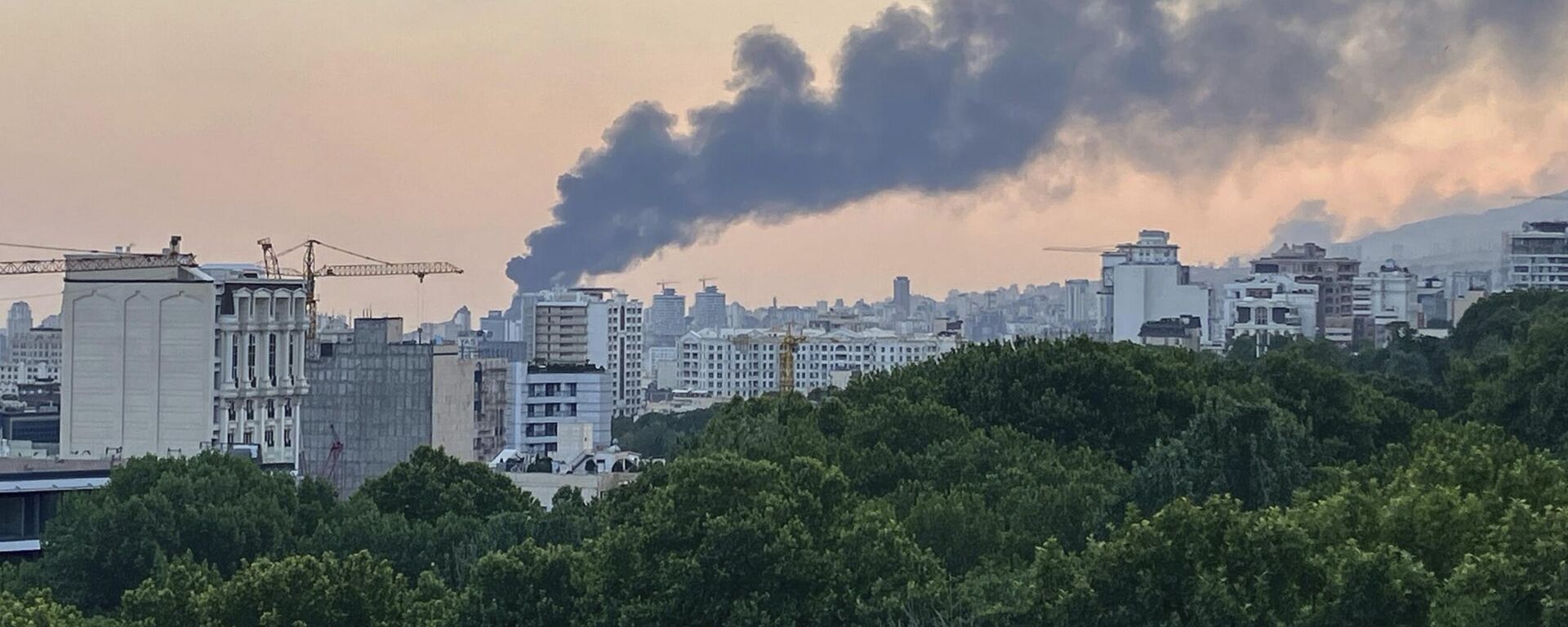 Дим се вије након израелског напада на Техеран - Sputnik Србија, 1920, 19.06.2025