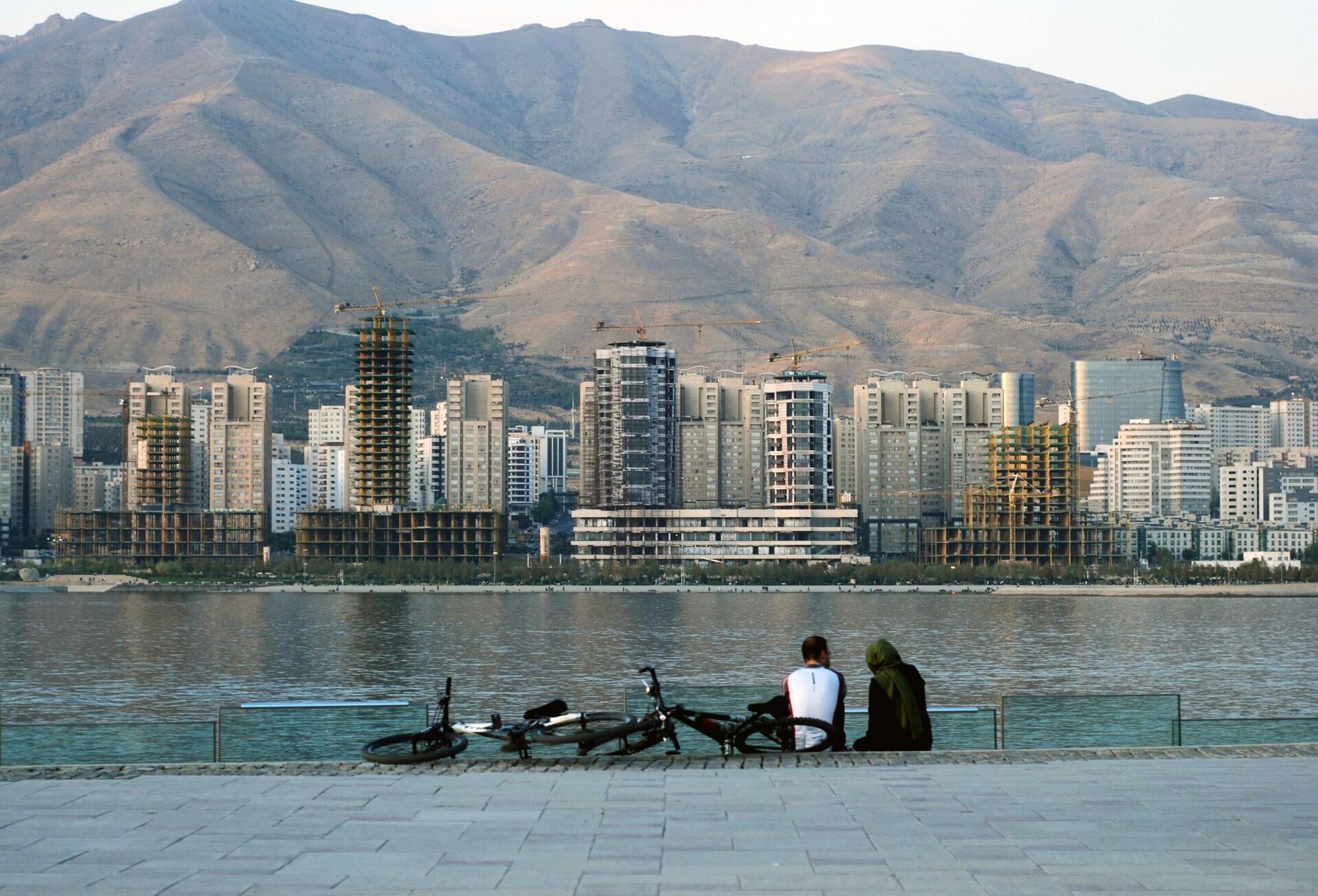 Људи одмарају на обали језера Читгар у Техерану - Sputnik Србија, 1920, 19.06.2025