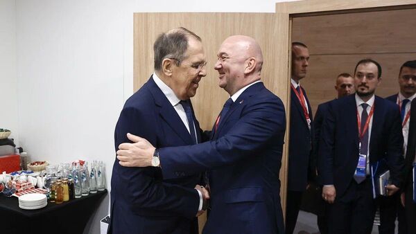 Ненад Поповић и Сергеј Лавров на Међународном економском форуму у Санкт Петербургу . - Sputnik Србија