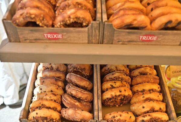 Поред стандардних гранула, на фестивалу се могу купити и сласне ђаконије попут ових крофни и ђеврека - Sputnik Србија