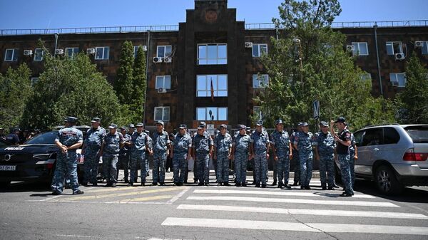 Француски експерт: Прогон јерменског бизнисмена Карапетјана личи на ситуацију у Украјини