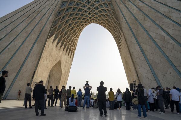 Људи слушају иранског музичара Алија Гамсарија како изводи антиратну музику у близини Трга Слободе 22. јуна 2025. године у Техерану - Sputnik Србија