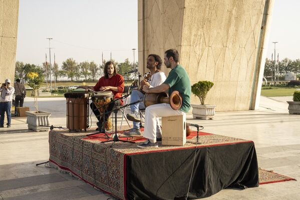 Ирански музичар Али Гамсари изводи антиратну музику у близини Трга  Слободе 22. јуна 2025. године у Техерану. - Sputnik Србија