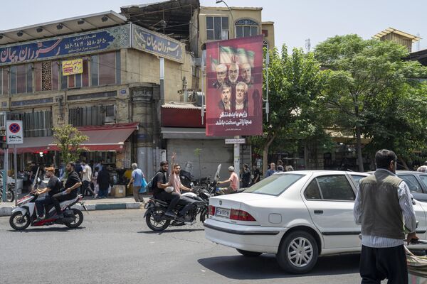 Људи шетају улицом испред делимично затворене Техеранске пијаце 22. јуна 2025. године у Техерану. - Sputnik Србија