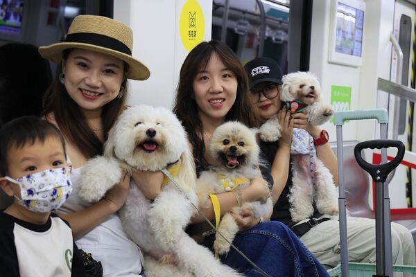 Путници позирају са својим љубимцима. - Sputnik Србија