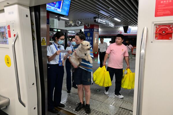 Службеници пружају детаљније информације пре укрцавања. - Sputnik Србија