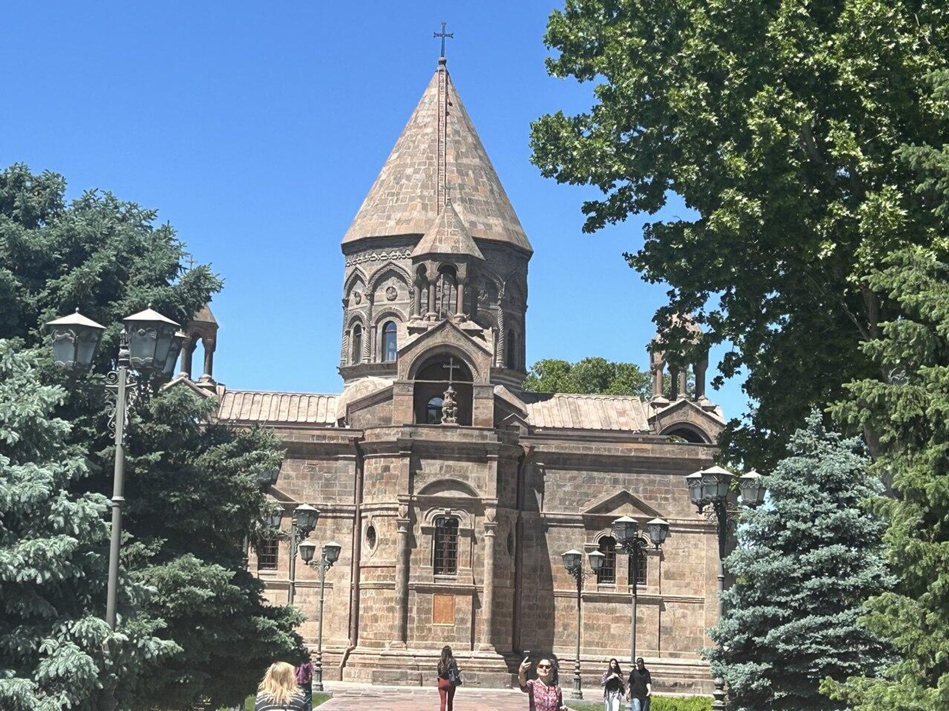 Glavni hram Jermenske apostolske crkve u Ečmienzinu - Sputnik Srbija, 1920, 24.07.2025