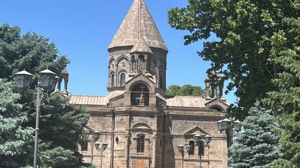 Премијер Јерменије обећао да ће лично "ослободити" канонску цркву