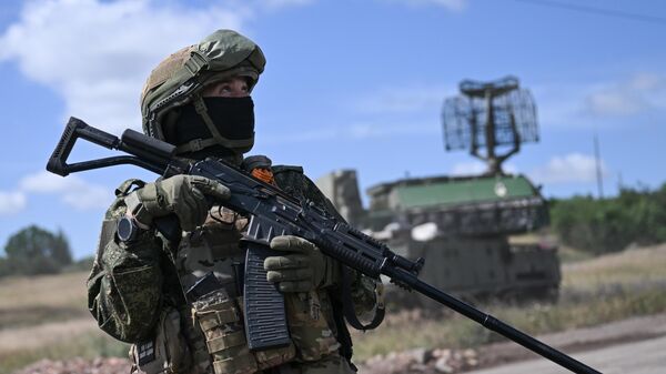 Ruski vojnik ispred raketnog sistema tor M1 grupe Centar u zoni specijalne vojne operacije - Sputnik Srbija