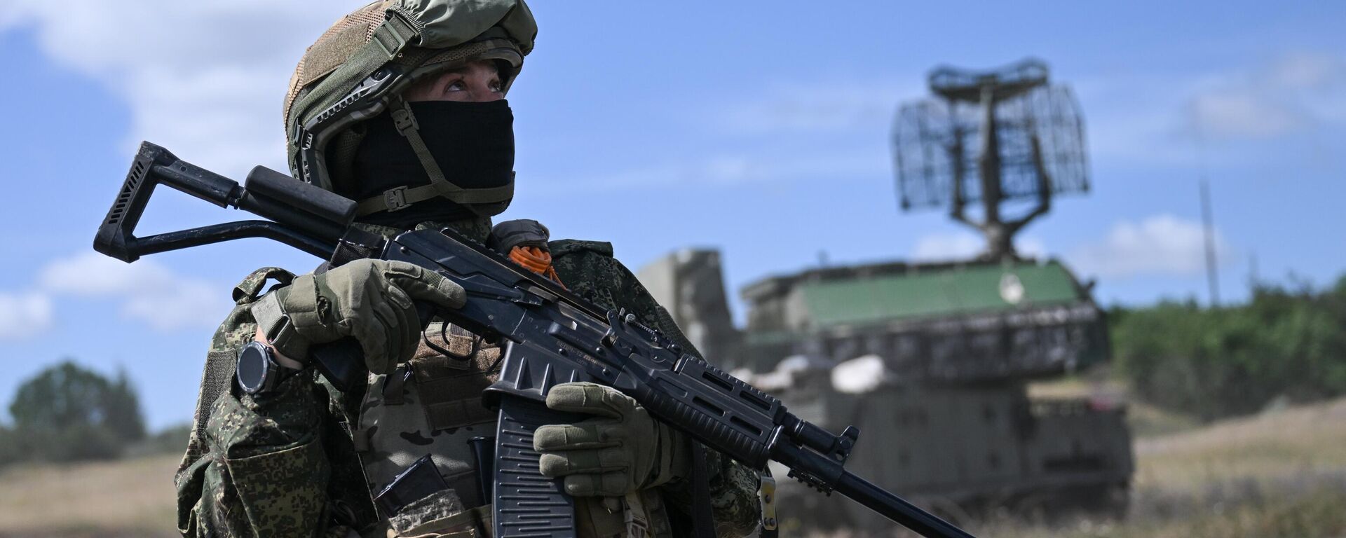 Ruski vojnik ispred raketnog sistema tor M1 grupe Centar u zoni specijalne vojne operacije - Sputnik Srbija, 1920, 25.06.2025