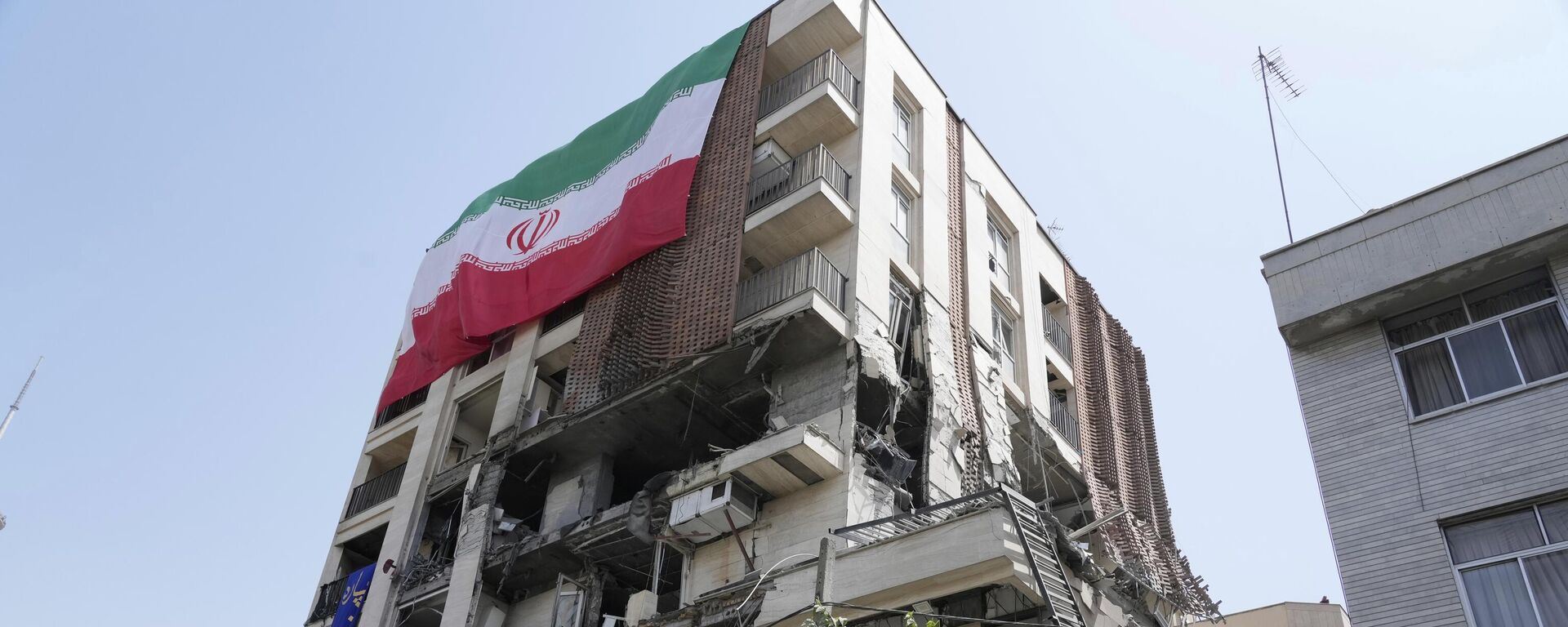 Iranskiй flag visit na zdanii, kotoroe podverglosь izrailьskomu udaru v Tegerane - Sputnik Srbija, 1920, 28.06.2025