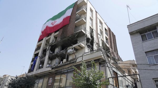 Iranskiй flag visit na zdanii, kotoroe podverglosь izrailьskomu udaru v Tegerane - Sputnik Srbija