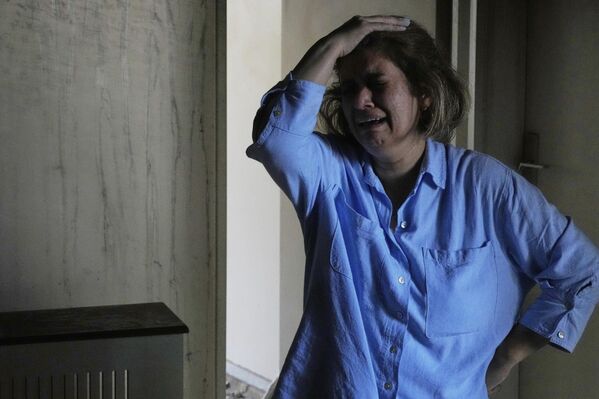 Жена плаче у својој кући која је уништена након израелског напада у уторак ујутру. - Sputnik Србија