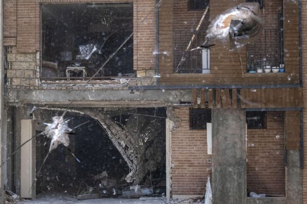 Поглед на једну од уништених зграда у израелским нападима - Sputnik Србија