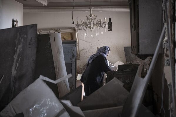 Иранка у потрази за стварима у рушевинима свог стана - Sputnik Србија