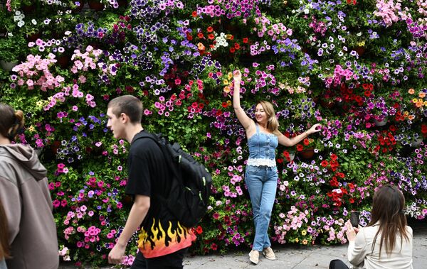 Московљани уживају у шетњи престоничким улицама - Sputnik Србија