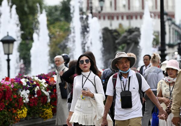 Туристи уживају у шетњи улицама Москве - Sputnik Србија