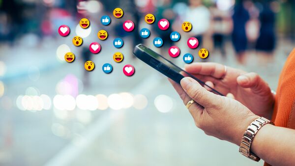 Дописивање путем апликације на телефону - Sputnik Србија