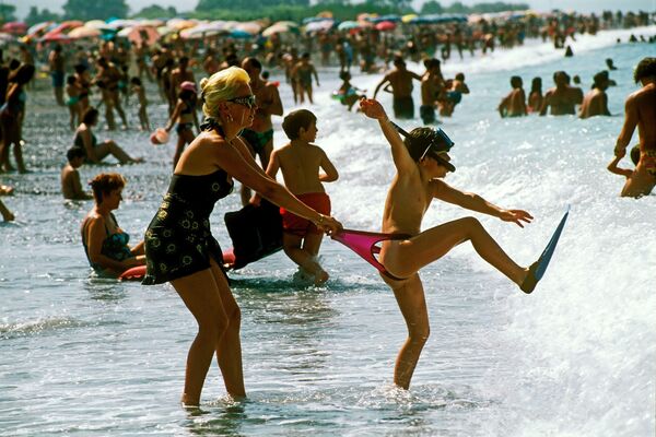 Забава на плажи туристичког града Марина де Маратеа на обали Тиренског мора. - Sputnik Србија