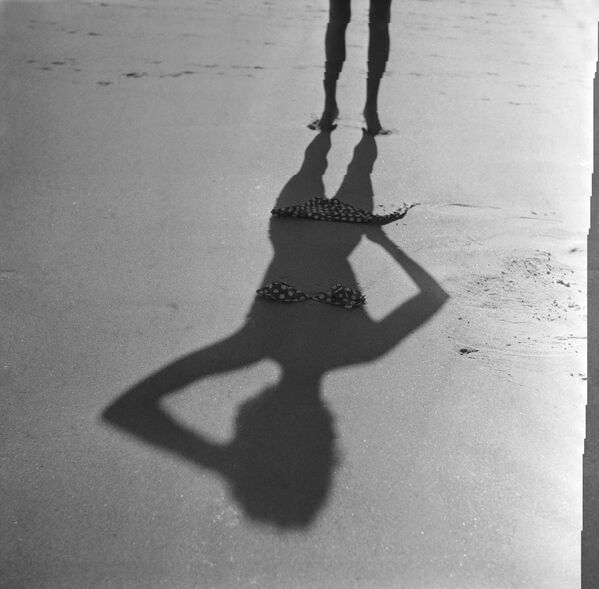 Јануар 1956: Сенка жене на песку, са бикинијем постављеним на одговарајућа места. - Sputnik Србија