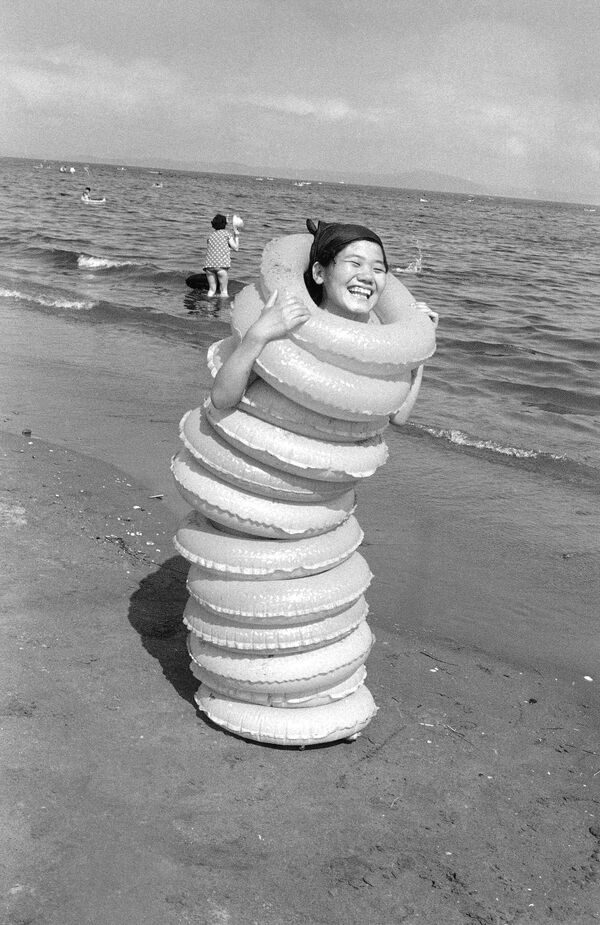 Дечија игра на плажи Миура, јужно од Токија, август 1966. - Sputnik Србија