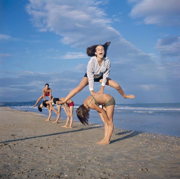 Адолесценти се играју игре „труле кобиле“ на плажи. - Sputnik Србија