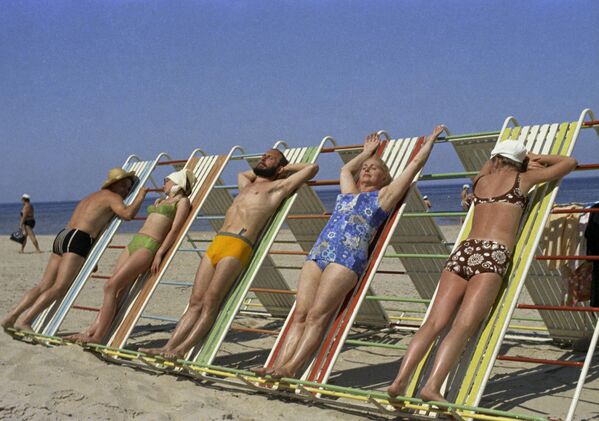 Сунчање на плажи у Летонској Совјетској Социјалистичкој Републици. - Sputnik Србија