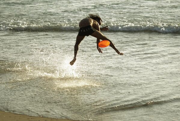 Игра фризбијем на плажи у Тел Авиву, јун 2009. - Sputnik Србија