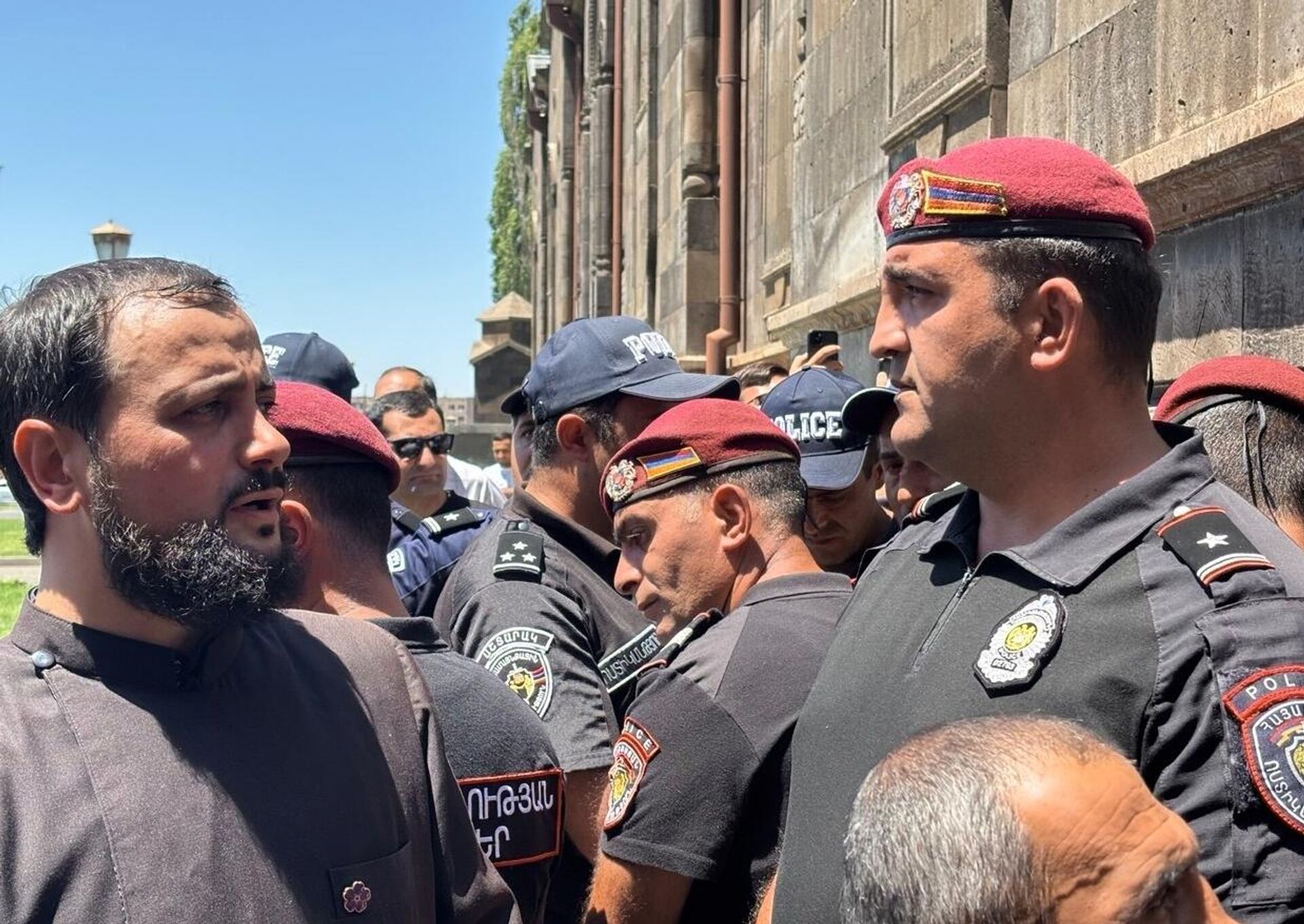 Vernici i sveštenstvo sprečili privođenje jermenskog arhiepiskopa - Sputnik Srbija, 1920, 08.08.2025