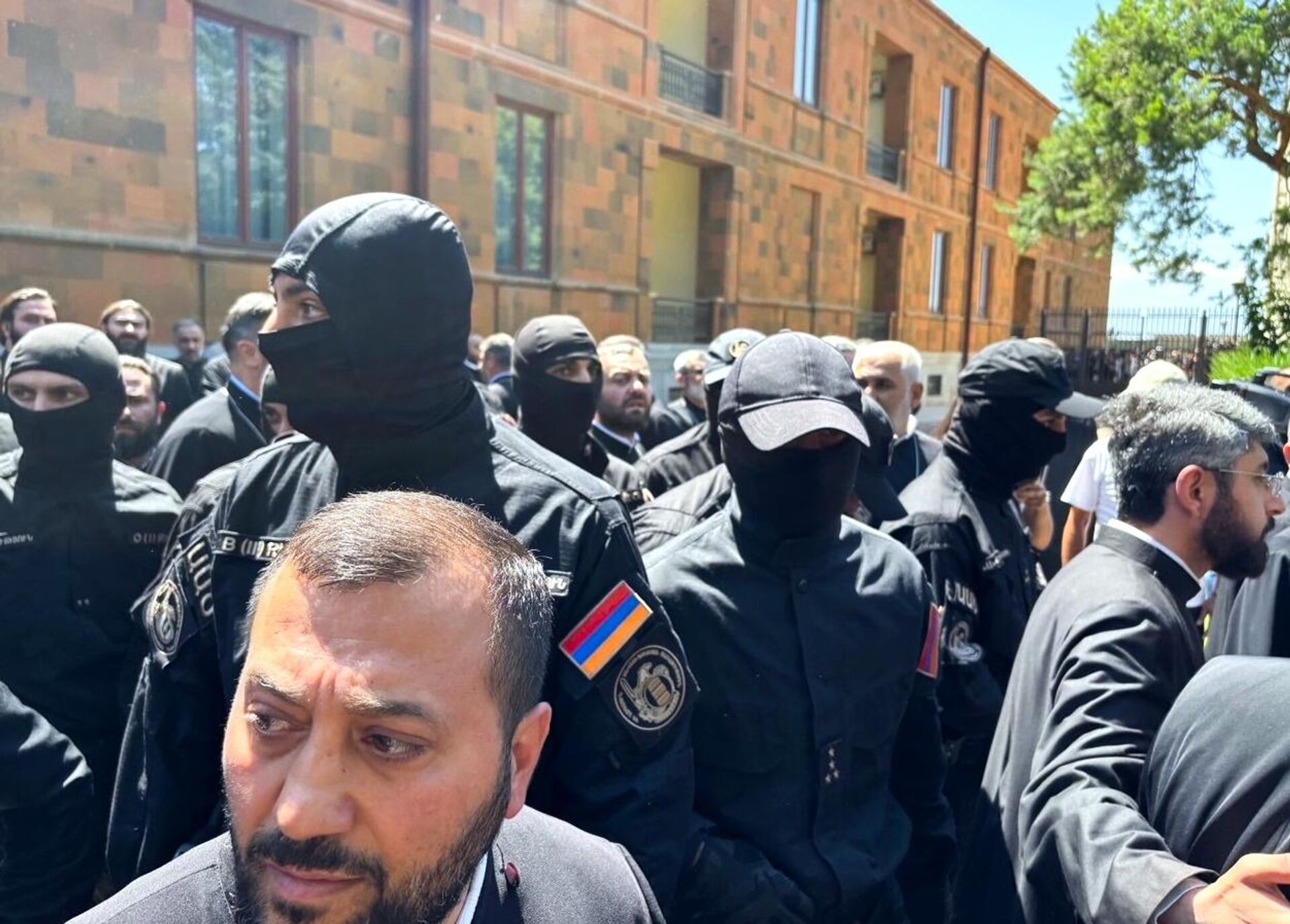 Припадници јерменских специјалних снага током покушаја привођења архиепископа - Sputnik Србија, 1920, 09.07.2025