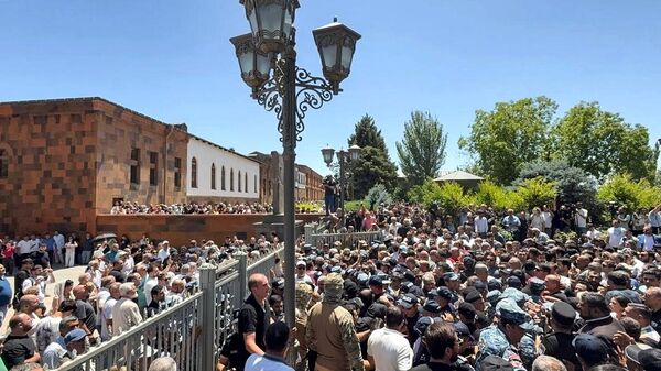 Припадници јерменске специјалне службе покушали да приведу архиепископа Аџапахјана - Sputnik Србија