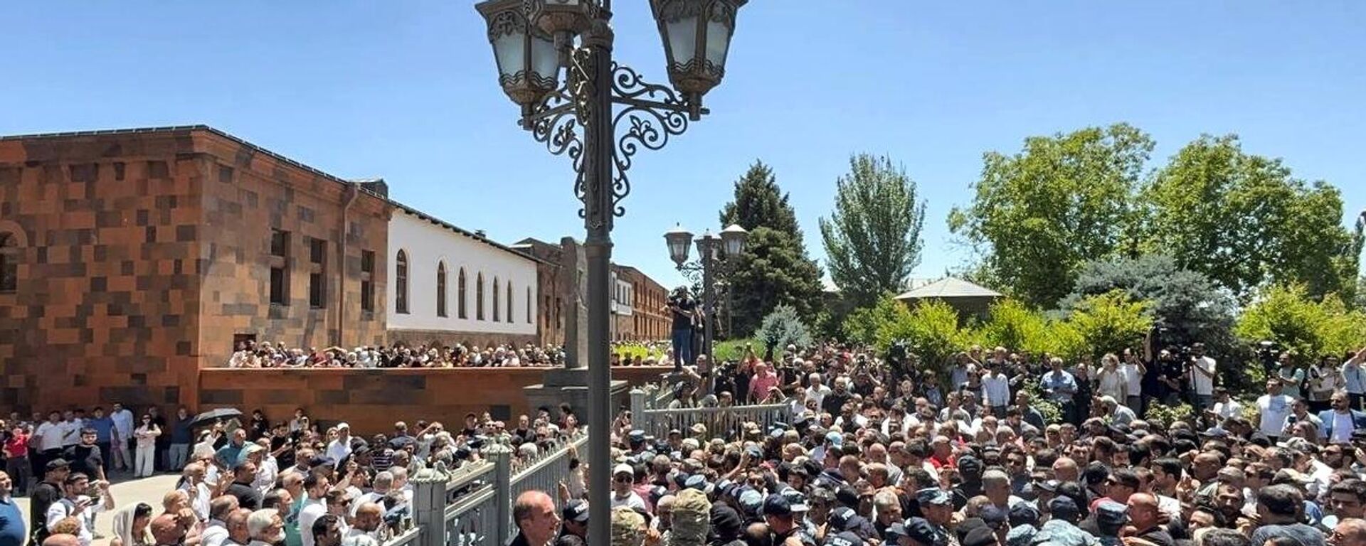 Pripadnici jermenske specijalne službe pokušali da privedu arhiepiskopa Adžapahjana - Sputnik Srbija, 1920, 24.09.2025