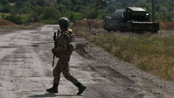 Руски војник поред ракетног система тор М1 у зони специјалне војне операције Руски војник поред ракетног система тор М1 у зони специјалне војне операције - Sputnik Србија
