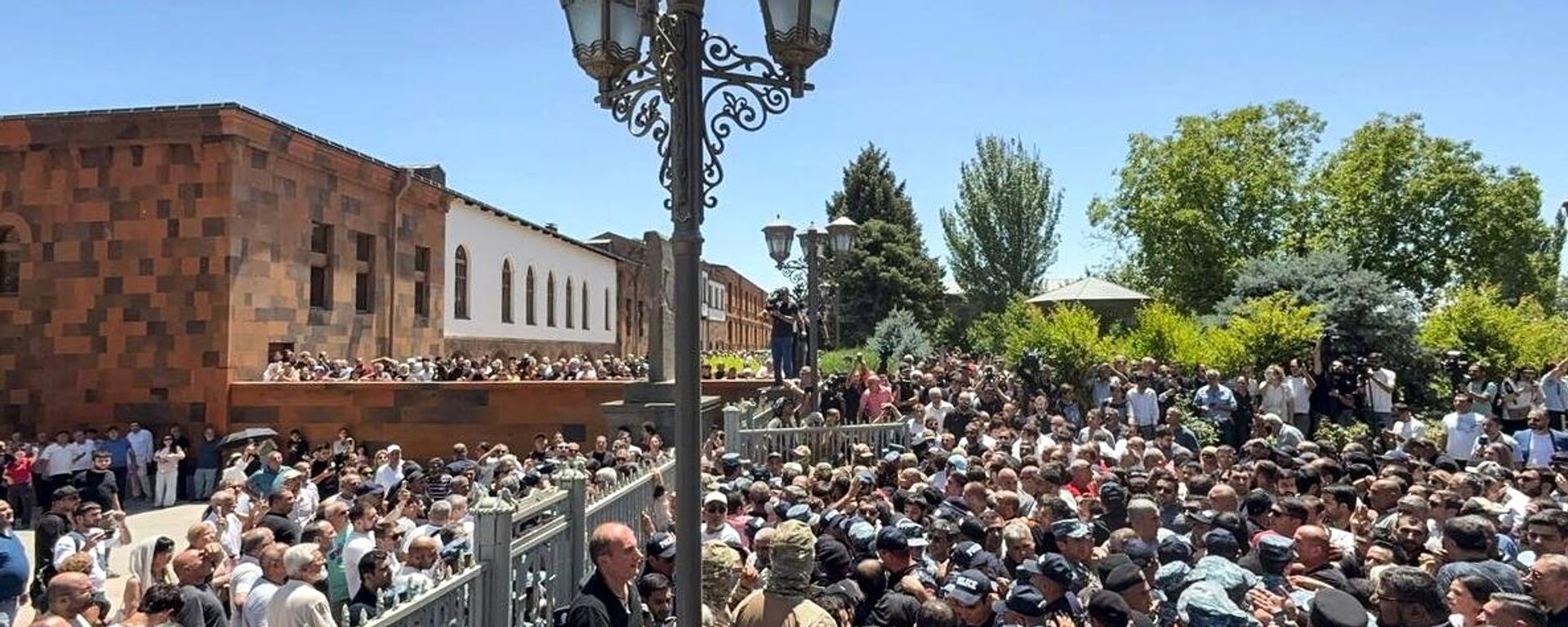 Protest u Jermeniji nakon hapšenja arhiepiskopa - Sputnik Srbija, 1920, 30.06.2025