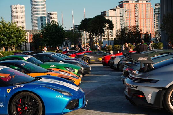 Заједница из Барселоне, 6то6 Мотор, од 2006. године окупља возаче, колекционаре и ентузијасте који кроз туре дуге хиљадама километара славе аутомобил као симбол слободе, снаге и стила.  - Sputnik Србија