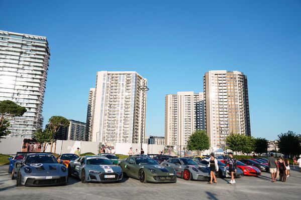 Посетиоци су имали ретку прилику да на неколико корака виде оно што се обично гледа кроз излоге светских салона или тркачких стаза. - Sputnik Србија