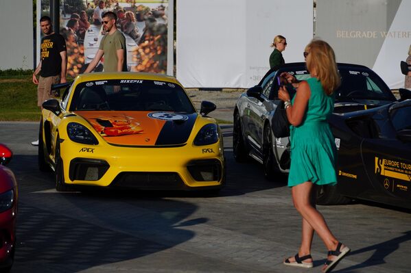 На изложби су се нашли неки од луксузних произвођача аутомобила као што су Порше, Ферари, Ламборџини, Мерцедес, Мекларен, као и Ауди.  - Sputnik Србија