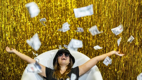 Жена баца новчанице увис - Sputnik Србија