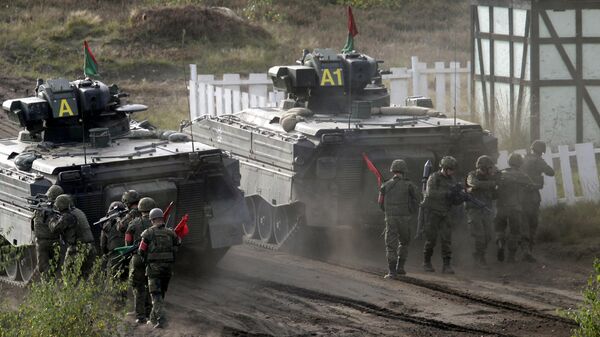 Немачки воници поред борбених возила пешадије мардер  - Sputnik Србија