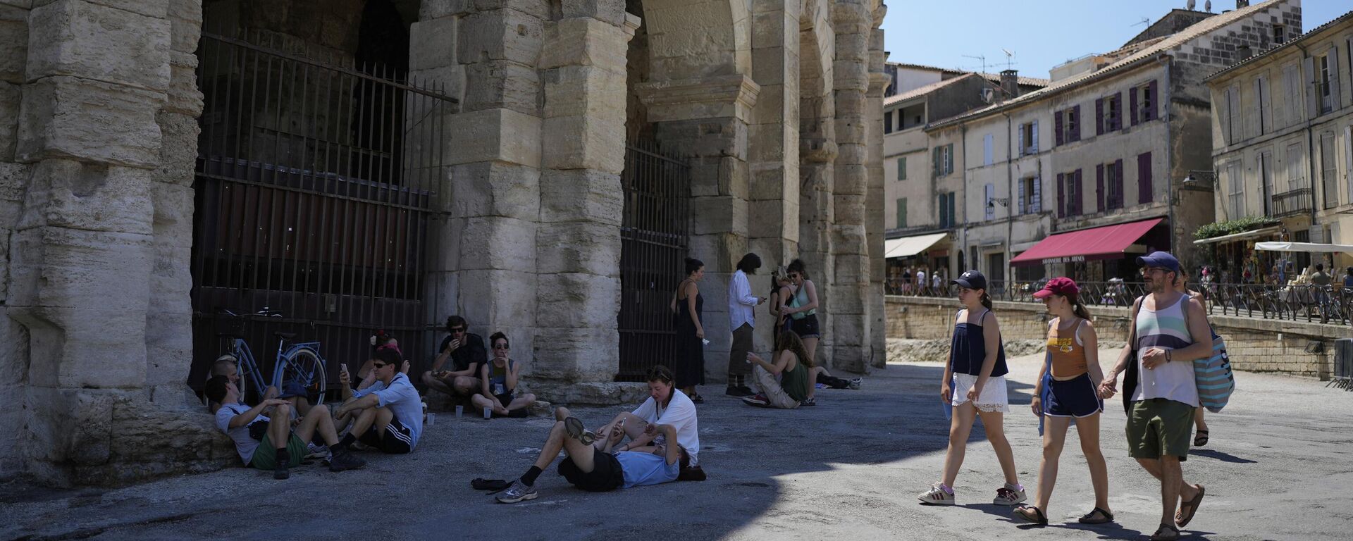 Люди сидят в тени древнеримских арен, Франция - Sputnik Србија, 1920, 01.07.2025